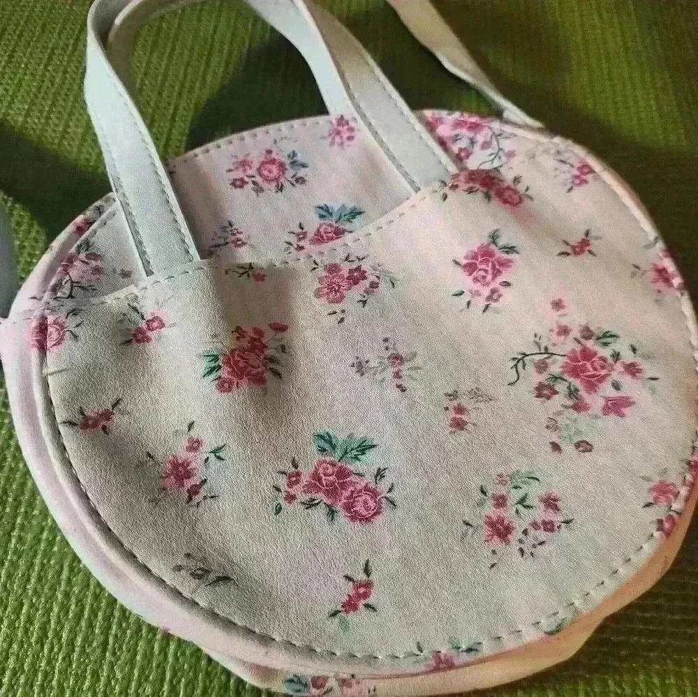 Mint green with detail silk lining.Round Purse with over shoulder and hand strap - Picture 5 of 10